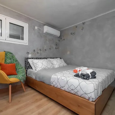 Cozy Tiny In The Heart Of Plaka
