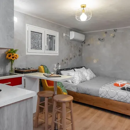 Cozy Tiny In The Heart Of Plaka